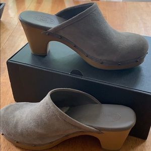 Suede clogs